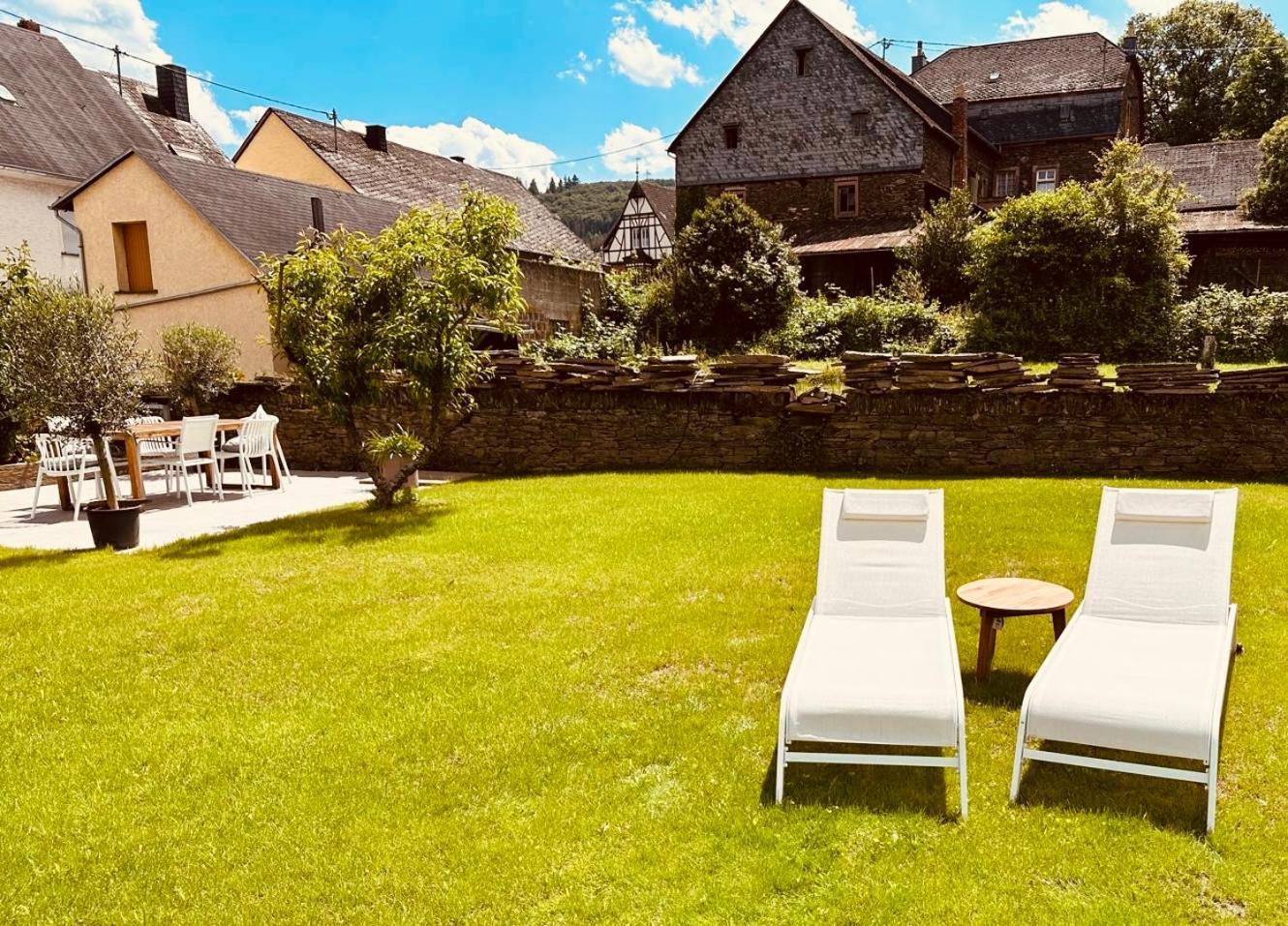 Gut Foersterlay - Exklusive Boutique Apartments Im Historischen Winzerhaus Direkt An Der Mosel Losnich Exterior photo